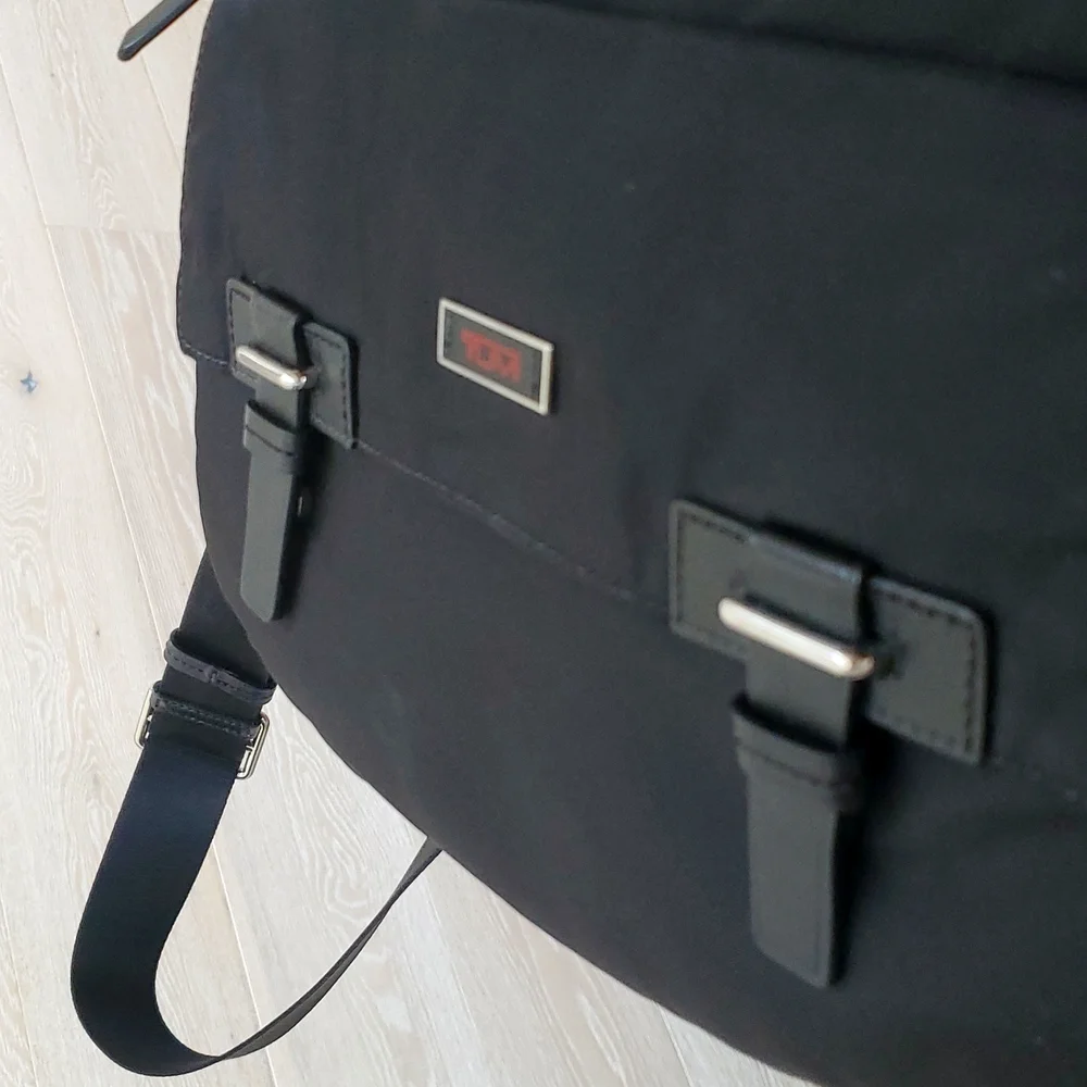 Tumi Pucket E/W Flap Crossbody Messenger Bag in Black/Silver/Leather…